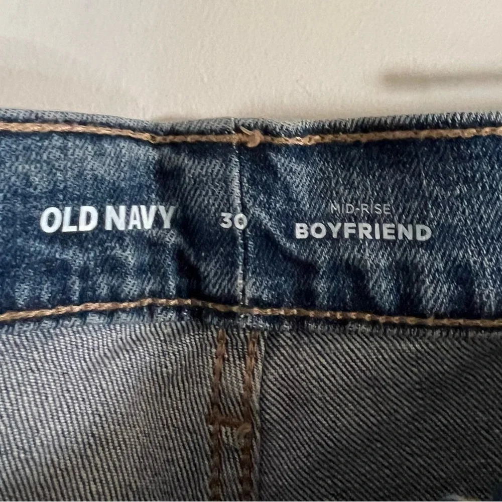 Old Navy NEW Boyfriend Mid Rise Distressed Jean Shorts Sz 30